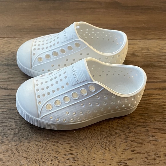 Native Jefferson white Toddler Shoes Size 4 - Picture 2 of 8